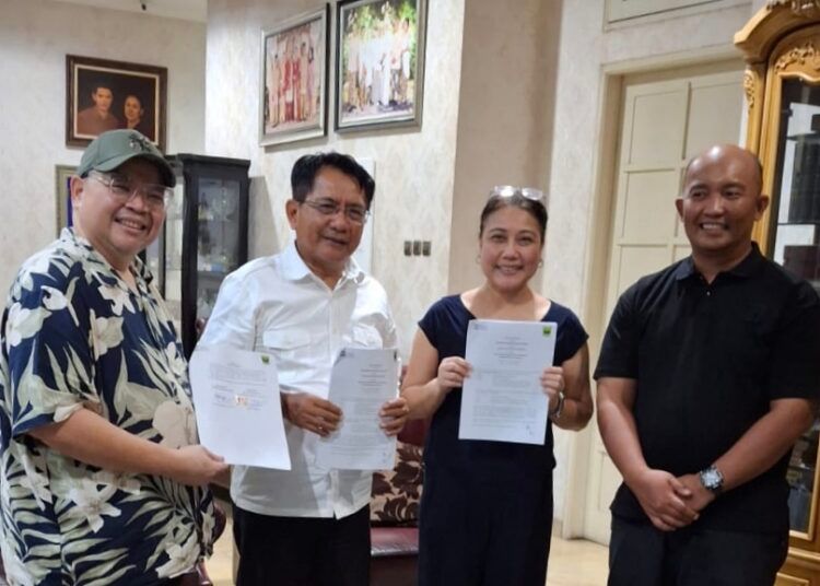 Bupati Padang Pariaman John Kenedy Azis bersama jajaran dan tim manajemen Yayasan Nusa Gastronomi Indonesia saat penandatanganan kerja sama penyusunan Peta Gastronomi Kabupaten Padang Pariaman di Jakarta, Kamis (20/8/2026).