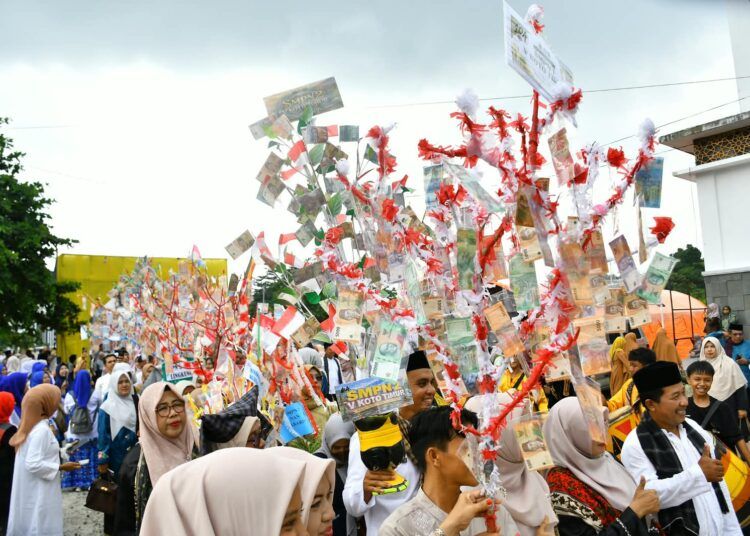 Ribuan warga memadati halaman Masjid Raya IKK Ali Mukhni saat puncak Mauluik Gadang Padang Pariaman, Selasa (25/8/2026).