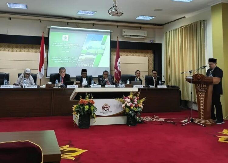 Irsal Amin mempertahankan disertasinya di depan dewan penguji dalam Ujian Terbuka di Aula Pascasarjana UIN Imam Bonjol Padang pada Rabu (26/8/2026). Foto: UIN Imam Bonjol Padang