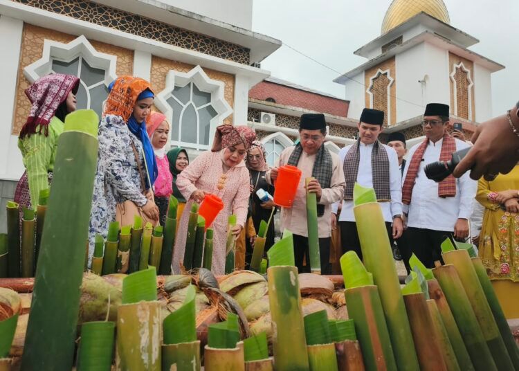 Prosesi malamang menjadi salah satu rangkaian kegiatan pada hari kedua Padang Pariaman Mauluik Gadang 2026 yang digelar di halaman Masjid Raya IKK Ali Mukhni, Parit Malintang, Kabupaten Padang Pariaman, Sumatera Barat, Senin (24/8/2026) pagi.