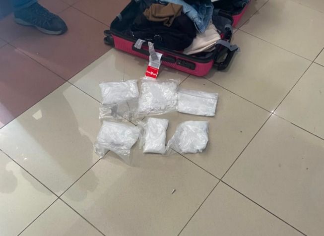 Koper berwarna pink yang diduga berisi narkotika jenis sabu, diamankan petugas di Bandara Internasional Minangkabau Kamis (27/8/2026) pagi.