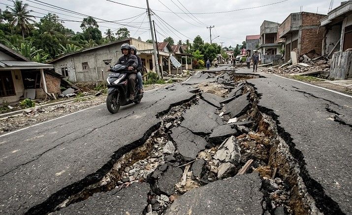 Ilustrasi jalan retak karena gempa. Ilustrasi: Gemini AI