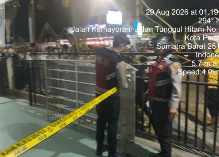 Polisi memasang garis polisi di tempat penemuan mayat di pekarangan Masjid Nurul Hikmah, Jalan Kemayoran, Kelurahan Dadok Tunggul Hitam, Kecamatan Koto Tangah, Padang, Sumatera Barat, pada Jumat (28/8/2026) malam. Foto: Polresta Padang