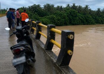 Motor Ditinggal, Seorang Pria Hilang di Sungai Kampar Usai Diduga Melompat dari Jembatan