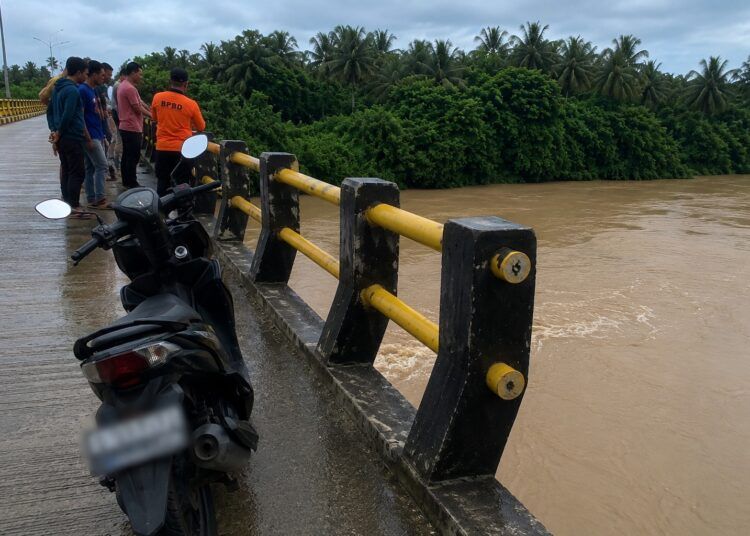 Ilustrasi motor korban ditinggal di jembatan. Gambar dibuat dengan AI.