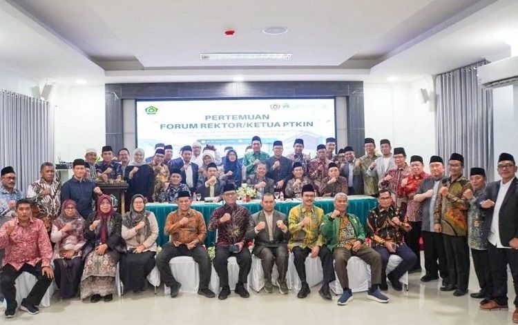 Rektor UIN Imam Bonjol Padang, Martin Kustati, berfoto bersama peserta Forum Rektor Perguruan Tinggi Keagamaan Islam Negeri di UIN Syekh Wasil Kediri, Jawa Timur, pada Rabu (26/8/2026). Foto: UIN Imam Bonjol Padang