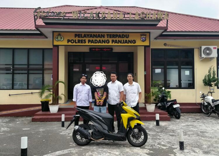 Polisi mengamankan pria berinisial H (32) yang diduga terlibat kasus pencurian sepeda motor setelah delapan bulan dalam pencarian di Tanah Datar.