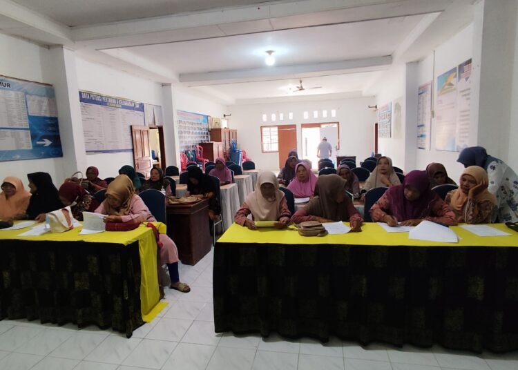 Sejumlah peserta mengikuti kegiatan Sekolah Lansia Sepakat Angkatan II di Kelurahan Ganting, Padang Panjang, yang diisi dengan pembelajaran dan berbagai aktivitas untuk menjaga kesehatan serta semangat para lansia.