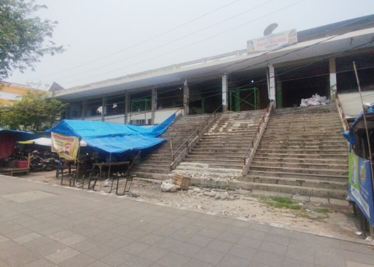 Pemko Padang mulai menata kawasan Padang Teater di Pasar Raya Padang menjadi salah satu pusat kuliner. Foto: Qadri Hayatul