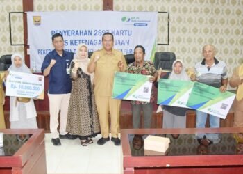 154 Pekerja Rentan di Pariaman Terima Kartu BPJS Ketenagakerjaan