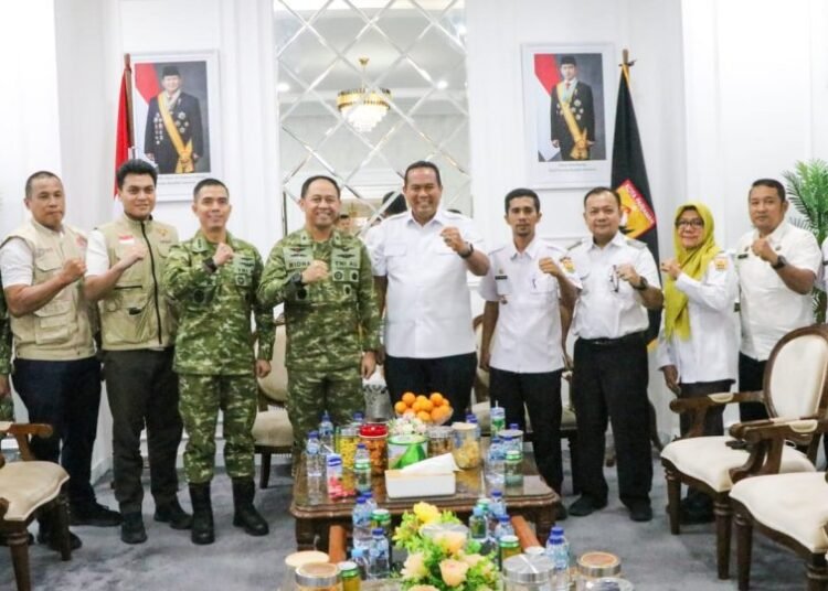 Wali Kota Pariaman Yota Balad menerima kunjungan Wakil Kepala Posko Nasional Satgas PRR Marsma TNI Ridha Hermawan di Kantor Balaikota Pariaman, Rabu (16/9/2026), membahas percepatan pembangunan pascabencana.