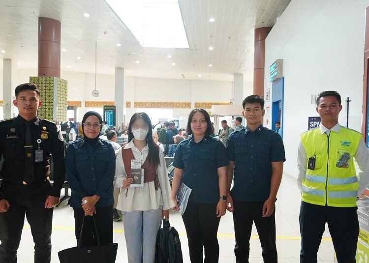 Kantor Imigrasi Kelas I TPI Pekanbaru, Riau, mendeportasi warga Malaysia melalui Bandara Internasional Sultan Syarif Kasim II Pekanbaru pada Jumat (18/9/2026). Foto: Media Center Riau