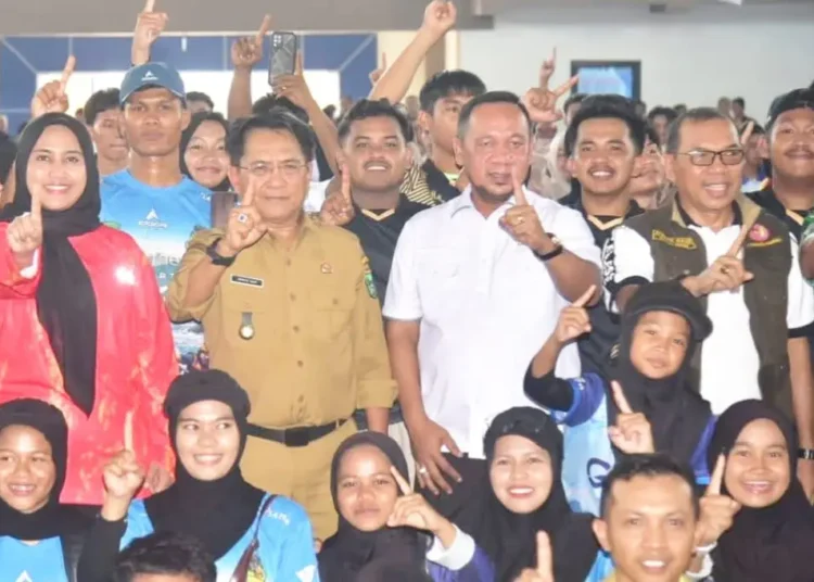 Bupati Padang Pariaman John Kenedy Azis melepas Kontingen Kabupaten Padang Pariaman yang akan berlaga pada Pekan Olahraga Provinsi (Porprov) XVI Sumatera Barat 2026.