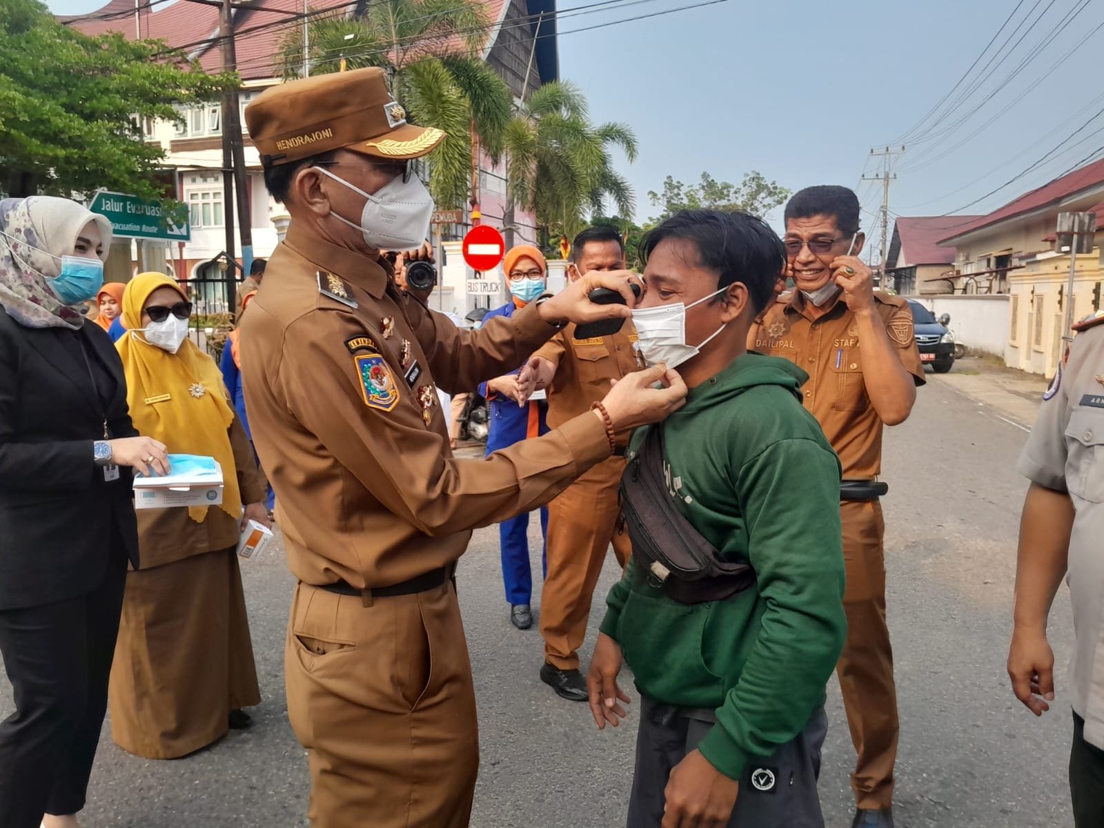 Peduli Kesehatan Warga, Bank Nagari Bagikan 16 Ribu Masker di Pesisir Selatan