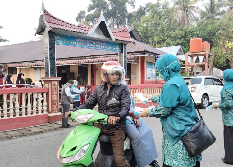 Pemerintah Kabupaten (Pemkab) Padang Pariaman membagikan masker gratis kepada pengendara dan pelajar sebagai di depan SDN 04 Enam Lingkung, Rabu (9/9/2026).