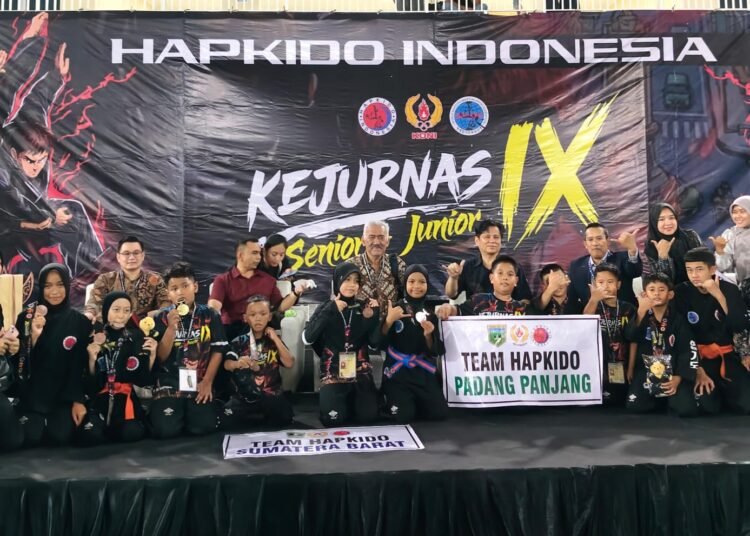 Foto bersama kontingen Hapkido Sumatera Barat pada Kejuaraan Tingkat Nasional IX Senior-Junior dan Kejurnas Terbuka III Cadet-Junior Hapkido Indonesia 2026 di GOR Siger, Bandar Lampung.