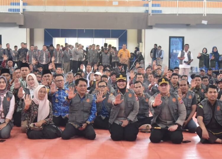 Bupati Padang Pariaman John Kenedy Azis mengukuhkan 600 Wali Korong sebagai anggota Satgas SIGAP dalam Apel Akbar di Sporthall Padang Pariaman, Kamis (17/9/2026).