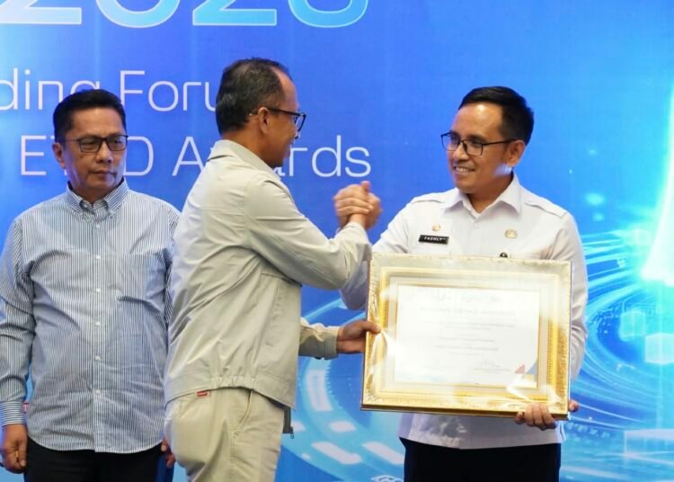 Kepala BPKD Padang Pariaman M. Fadhly menerima penghargaan pada ETPD Partnership Gathering 2026 di Hotel Mercure Padang, Jumat (25/9/2026).