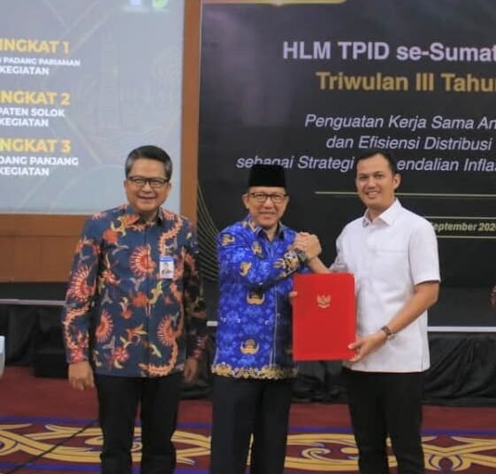 Wakil Bupati Padang Pariaman Rahmat Hidayat menerima penghargaan TPID Teresponsif dalam HLM TPID se-Sumatera Barat di Auditorium Anggun Nan Tongga Bank Indonesia, Kamis (17/9/2026).