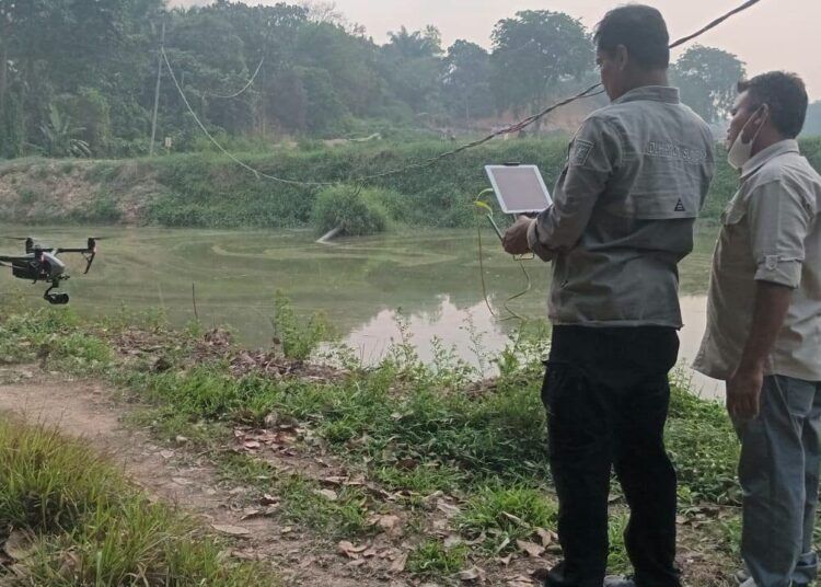 Dinas Lingkungan Hidup (DLH) Provinsi Sumatera Barat bersama DLH Kabupaten Dharmasraya menelusuri dugaan pencemaran Sungai Batang Siat setelah warga melaporkan perubahan warna air menjadi kehitaman.