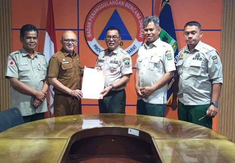 Serah terima dua unit mobil tangki oleh Kepala BPBD Sumbar, Erasukma Munaf, kepada Asisten Pemerintahan dan Kesejahteraan Rakyat Kabupaten Dharmasraya, Catur Eby, di Padang, Selasa (1/9/2026).