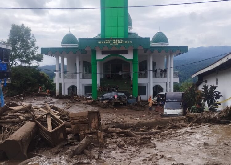 Kondisi di kawasan Arosuka Kabupaten Solok usai galodo menerjang kawasan tersebut pada Senin (21/9/2026).