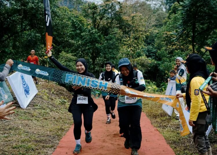 Peserta memasuki garis finish Trail Run di kawasan jalur pendakian Gunung Kerinci, Minggu (27/9/2026).