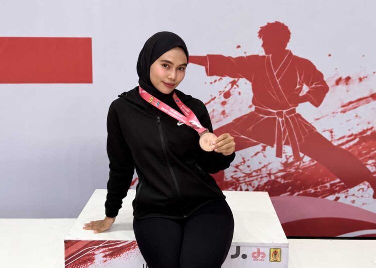 Mahasiswi Fakultas Hukum Universitas Muhammadiyah (UM) Sumatera Barat (Sumbar), Chelse Lexem, meraih Juara 3 Kelas Perorangan Kumite -61 Kg Putri pada Kejuaraan Invitasi Cabang Olahraga Mahasiswa Karate Nasional 2026.
