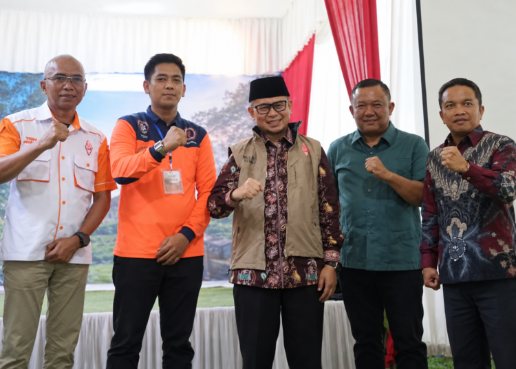 Wakil Wali Kota Bukittinggi Ibnu Asis bersama peserta saat pembukaan pelatihan dan pengukuhan Tim CORE ORARI Lokal Bukittinggi-Agam di Bumi Perkemahan Tapian Ratu, Jumat (4/9/2026)
