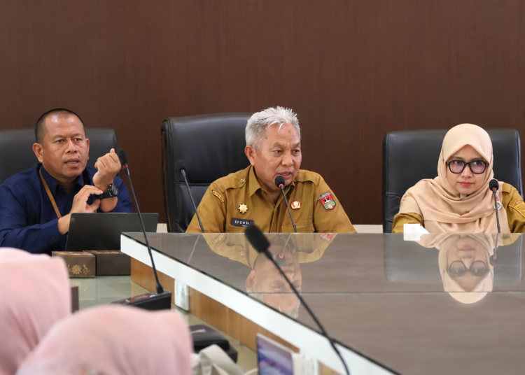 Pemko Bukittinggi melalui Dinas Sosial menggelar sosialisasi Perlindungan Sosial Digital (Perlinsos Digital) bersama SKPD terkait, BPS, camat, lurah, pendamping PKH, dan TKSK di Ruang Rapat Lantai III, Senin (7/9/2026).