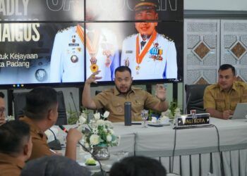 Fadly Amran saat membahas sejumlah agenda pembangunan bersama organisasi perangkat daerah (OPD) di Gedung Putih Rumah Dinas Wali Kota Padang, Selasa (1/9/2026).