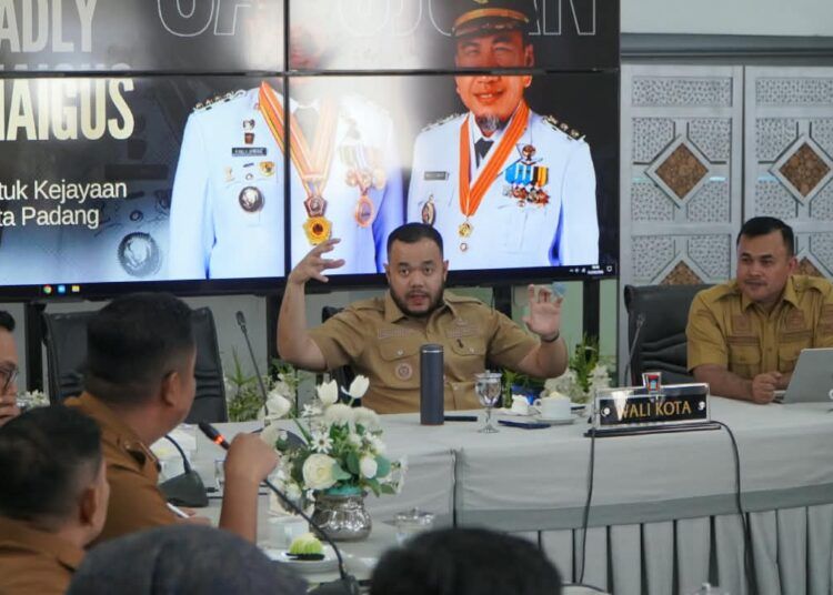 Fadly Amran saat membahas sejumlah agenda pembangunan bersama organisasi perangkat daerah (OPD) di Gedung Putih Rumah Dinas Wali Kota Padang, Selasa (1/9/2026).