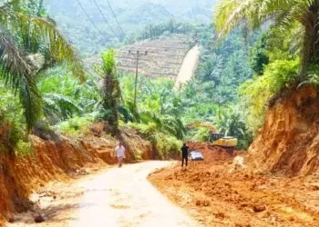 Puluhan Tahun Terisolasi, Jalan Bukit Hujan di Dharmasraya Akhirnya Mulai Diperbaiki