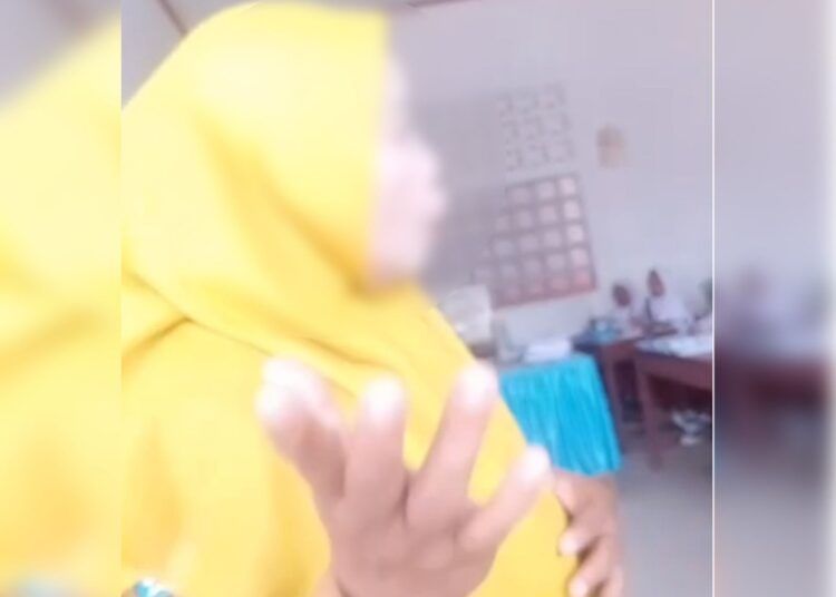 Tangkap layar video viral pengusiran seorang siswa kelas V SD Negeri 18 Tebing Tinggi, Kecamatan Lengayang, Kabupaten Pesisir Selatan, dari ruang kelas oleh wali kelasnya, Senin (31/8/2026).
