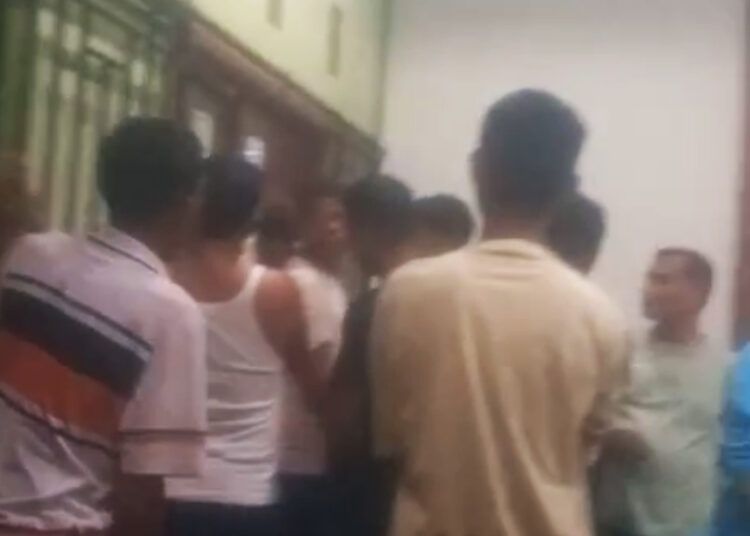 Petugas mengamankan pria berinisial BU (57) di Desa Nareh, Kota Pariaman, setelah warga menduga dirinya melakukan pelecehan seksual terhadap seorang anak SD, Selasa (1/9/2026).