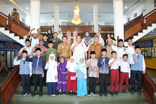 Wali Kota Pariaman Yota Balad bersama Wakil Wali Kota Mulyadi melepas 16 santri Kota Pariaman yang akan mengikuti PORSADIN VII Tingkat Provinsi Sumatera Barat 2026 di Ruang Rapat Wali Kota Pariaman, Selasa (1/9/2026).