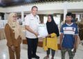 Pemko Pariaman Serahkan Bantuan Beras untuk 640 KPM, Minta Penyaluran Tepat Sasaran