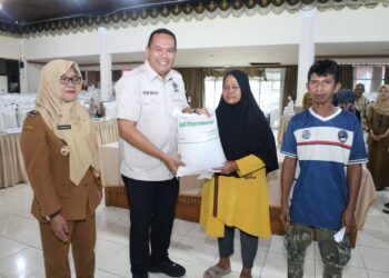 Pemko Pariaman Serahkan Bantuan Beras untuk 640 KPM, Minta Penyaluran Tepat Sasaran