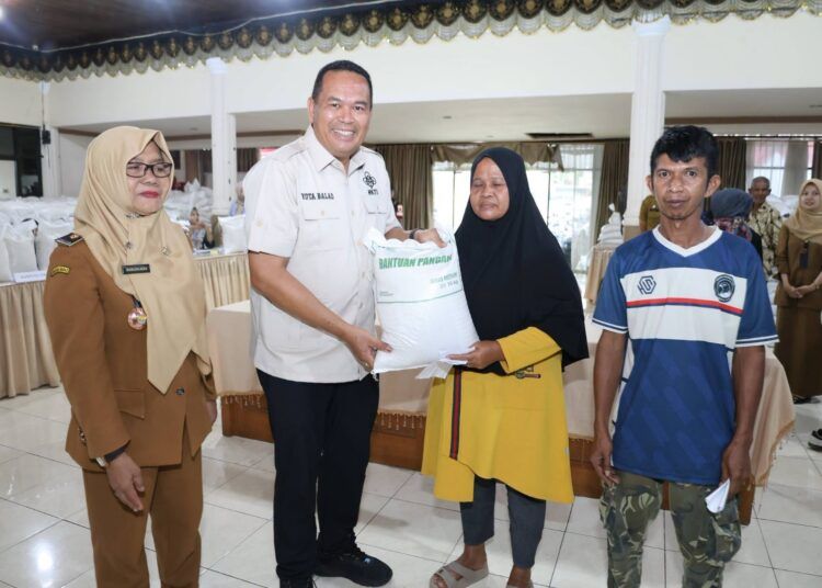 Wali Kota Pariaman Yota Balad menyerahkan bantuan beras kepada Penerima Bantuan Pangan di Kecamatan Pariaman Tengah, Selasa (1/9/2026).