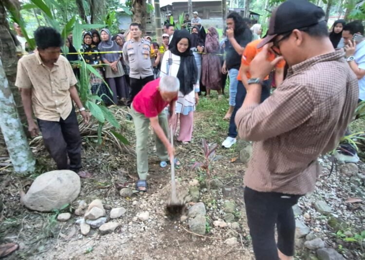 Polisi melakukan pemeriksaan di lokasi penemuan janin yang telah menjadi tulang belulang dan ditemukan dalam kuburan dangkal di kawasan pemberhentian bendi, Nagari Muaro Paneh, Kecamatan Bukit Sundi, Kabupaten Solok, Selasa (1/9/2026).