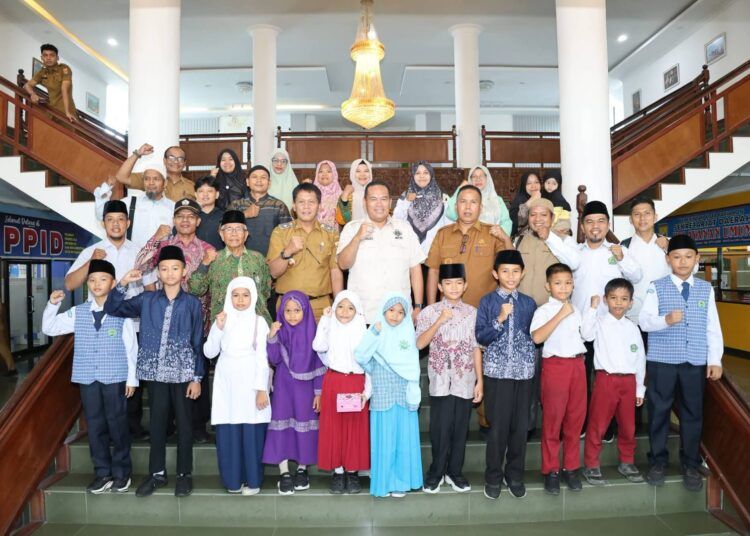 Wali Kota Pariaman Yota Balad melepas keberangkatan 16 santri yang akan mewakili daerah tersebut pada Pekan Olahraga dan Seni Antar Diniyah (PORSADIN) VII Tingkat Provinsi Sumatera Barat 2026 di Ruang Rapat Wali Kota Pariaman, Selasa (1/9/2026).