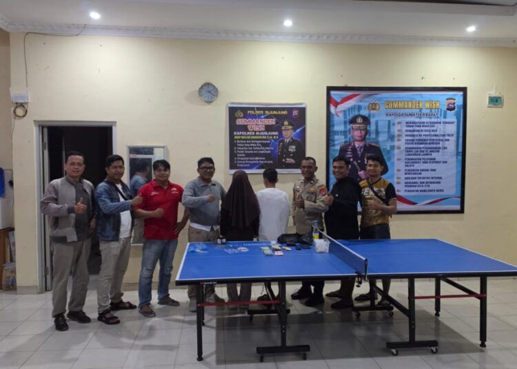 Polisi menangkap pasangan suami istri (pasutri) berinisial HM (40) dan AW (20) di sebuah warung di Jorong Kampung Rajo, Nagari Sumpur Kudus, Kecamatan Sumpur Kudus, Kabupaten Sijunjung, Sumatera Barat, pada Selasa (1/9/2026) sekitar pukul 21.30 WIB karena diduga mengedarkan narkotika jenis sabu-sabu. Foto: Polsek Sumpur Kudus