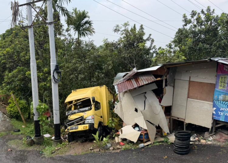 Sebuah mobil boks bertabrakan dengan sebuah truk di Jalan Solok—Padang, Jorong Pasar Usang, Nagari Koto Gadang Guguak, Kecamatan Gunung Talang, Kabupaten Solok, lalu menyeruduk sebuah rumah pada Rabu (2/9/2026) sekitar pukul 15.00 WIB. Foto: Polres Solok