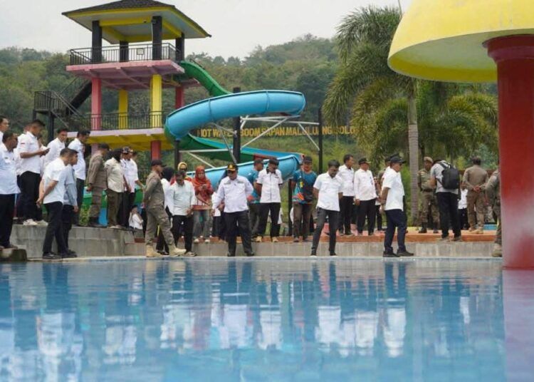 Bupati Solok Selatan Khairunas bersama jajaran saat mengunjungi objek wisata Hot Waterboom Sapan Maluluang, di Kecamatan Pauh Duo, Rabu (2/9/2026).