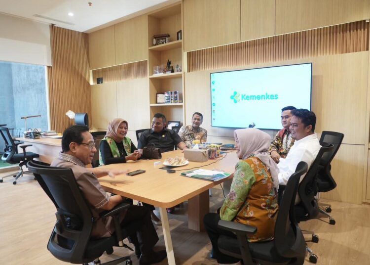 Wakil Menteri Kesehatan RI Benjamin Paulus Oktavianus bersama Kepala Dinas Kesehatan Dharmasraya Yosta Defina yang didampingi Anggota DPRD Dharmasraya Teddy Waldian, Fadli Aulia, Sesmi Erli, dan Henrianto saat pertemuan di ruang kerja Wakil Menteri Kesehatan di Jakarta, Rabu (2/9/2026).