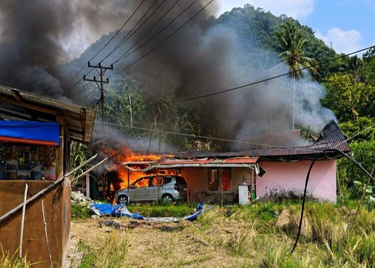 Kebakaran menghanguskan satu unit rumah dan satu unit mobil di Sawah Kareh, Jorong Palupuh, Nagari Pasia Laweh, Kecamatan Palupuh, Kabupaten Agam, Kamis (3/9/2026) sekitar pukul 14.15 WIB.