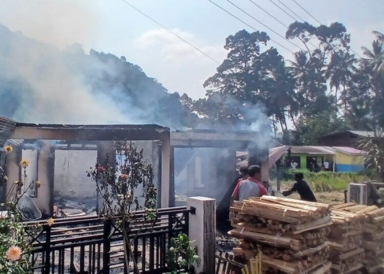 Sebuah rumah permanen yang juga difungsikan sebagai warung beserta mobil hangus terbakar di Sawah Kareh, Jorong Palupuah, Nagari Pasia Laweh, Kecamatan Palupuah, Kabupaten Agam, Sumatera Barat, pada Kamis (3/9/2026) sekitar pukul 14.00 WIB.