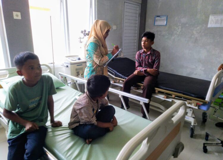 Sejumlah korban keracunan program Makan Bergizi Gratis (MBG) menjalani perawatan di rumah sakit setelah mengalami gangguan kesehatan di Kecamatan Palupuah, Kabupaten Agam.