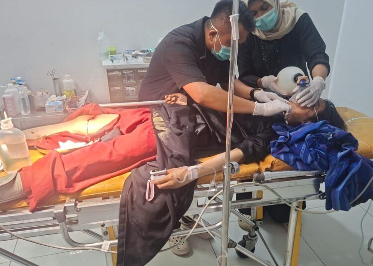 Seorang pengendara sepeda motor mendapat tindakan medis di RSUD Sungai Dareh setelah sepeda motornya bertabrakan dengan truk di di Jalan Lintas Sumatera di Jorong Sungai Lomak, Nagari Koto Padang, Kecamatan Koto Baru, Dharmasraya, pada Jumat (4/9/2026) sekitar pukul 16.00 WIB. Foto: Polres Dharmasraya
