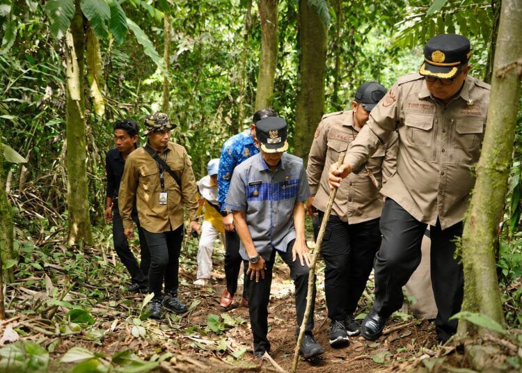 Bupati Solok Selatan H. Khairunas bersama rombongan menjajal jalur menuju Danau Bukit Bontak di kawasan Taman Nasional Kerinci Seblat (TNKS), Kecamatan Sangir, Kamis (3/9/2026).